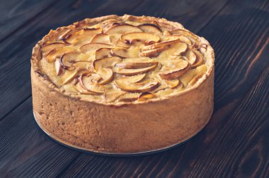 Dilimlenmiş elma ve krem peynirle doldurulmuş kek.