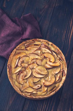 Dilimlenmiş elma ve krem peynirle doldurulmuş kek.