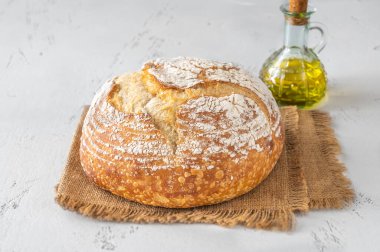 Beyaz arka planda bir somun taze ekşi ekmek