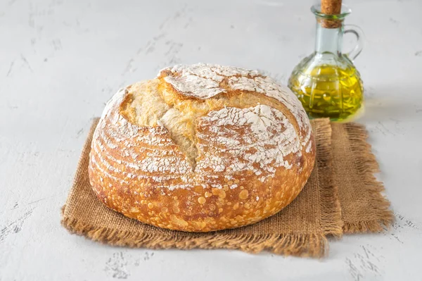 Limpa Färsk Surdeg Bröd Vit Bakgrund — Stockfoto