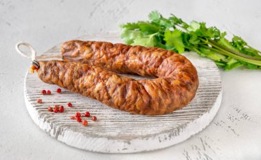 Beyaz arka planda İspanyol sucuğu.