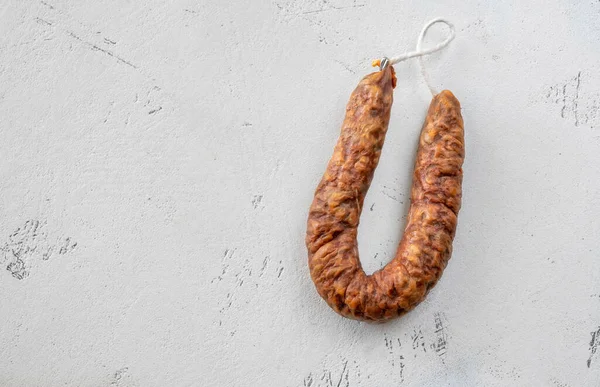 Spanska Chorizo Korv Den Vita Bakgrunden — Stockfoto