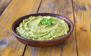 Bir kase taze guacamole.