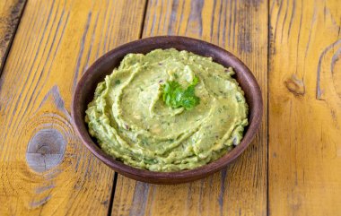 Bir kase taze guacamole.