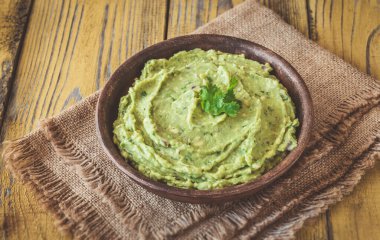 Bir kase taze guacamole.