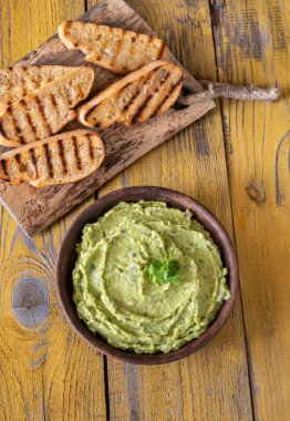 Bir kase taze guacamole.