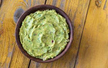 Bir kase taze guacamole.