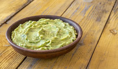 Bir kase taze guacamole.
