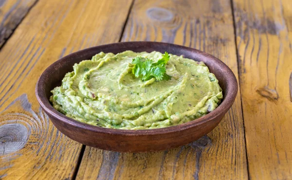 Bir kase taze guacamole.