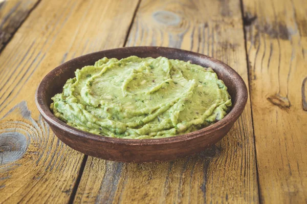 Bir kase taze guacamole.