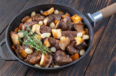 Sığır burginyon - Tavada Fransız sığır güveci 