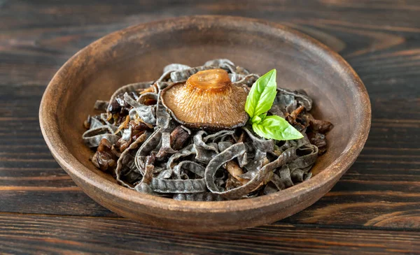 Tigela Macarrão Preto Cozido Com Cogumelos — Fotografia de Stock