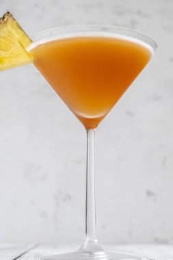 Bir bardak Bahama Daiquiri, ananas dilimleriyle süslenmiş.