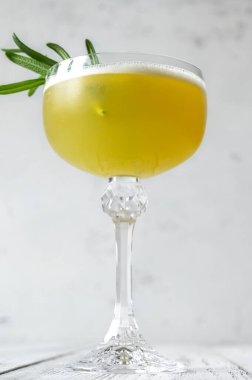 Taze biberiyeyle süslenmiş Ultima Palabra kokteyli.