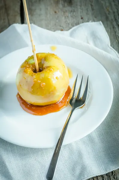 Karamelizovanou jablečný na dřevěné tyčce — Stock fotografie