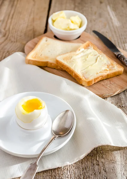 Ahşap masa üzerinde kızarmış tost ile haşlanmış yumurta — Stok fotoğraf