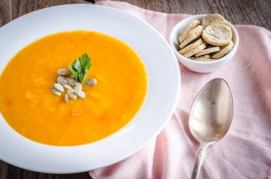 ahşap masa üzerinde kabak kremalı çorba kısmı