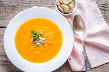 ahşap masa üzerinde kabak kremalı çorba kısmı