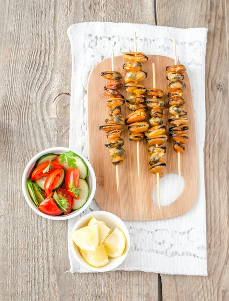 Mussel skewers with fresh salad — Stock Photo, Image