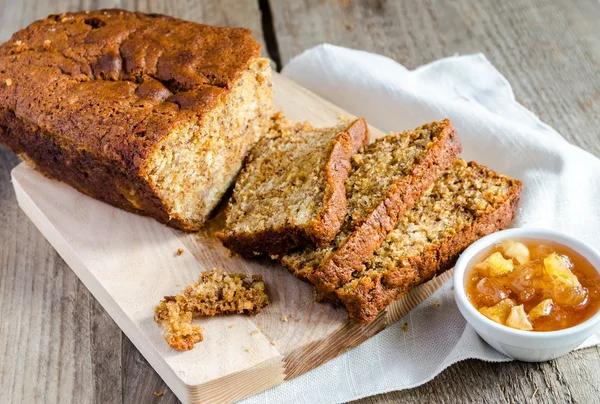 Pane di pane alla banana con confiture di mele — Foto Stock