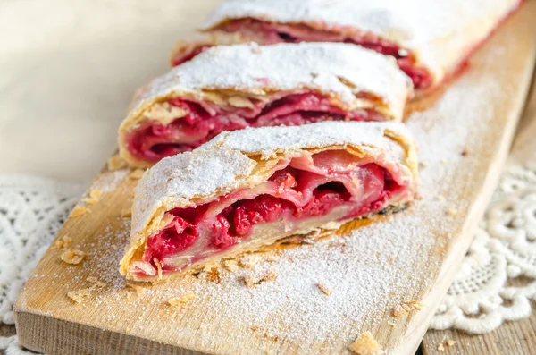 Cherry strudel — Stock Photo, Image