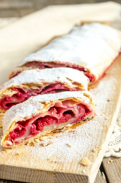 Cherry strudel — Stock Photo, Image