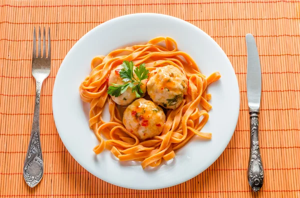 Boulettes de poulet aux pâtes — Photo