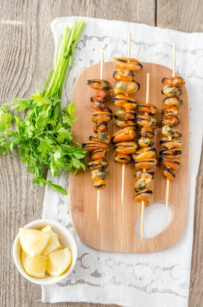 Mussel skewers with fresh salad — Stock Photo, Image