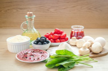 ahşap zemin üzerinde pizza için malzemeler