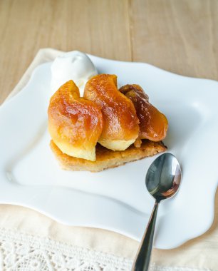 tarte tatin dondurma topu ile