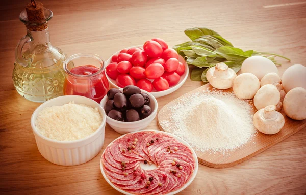 Ingredientes para pizza no fundo de madeira — Fotografia de Stock