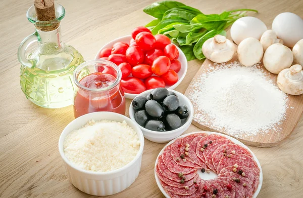 Ingredienser För Pizza Trä Bakgrund — Stockfoto