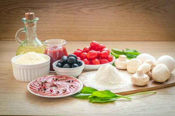 Ingredientes para pizza no fundo de madeira — Fotografia de Stock