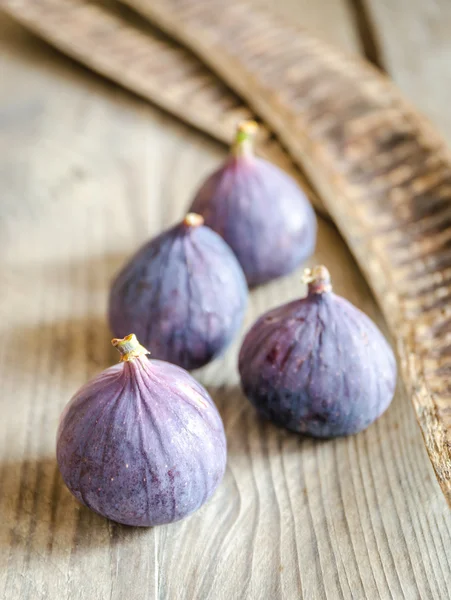 Ripe figs on the wooden table — Stock Photo, Image