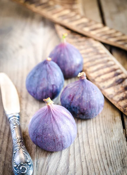 Ripe figs on the wooden table — Stock Photo, Image