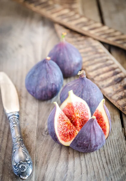 Ripe figs : cross section and whole fruits — Stock Photo, Image