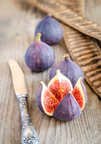 Ripe figs : cross section and whole fruits — Stock Photo, Image