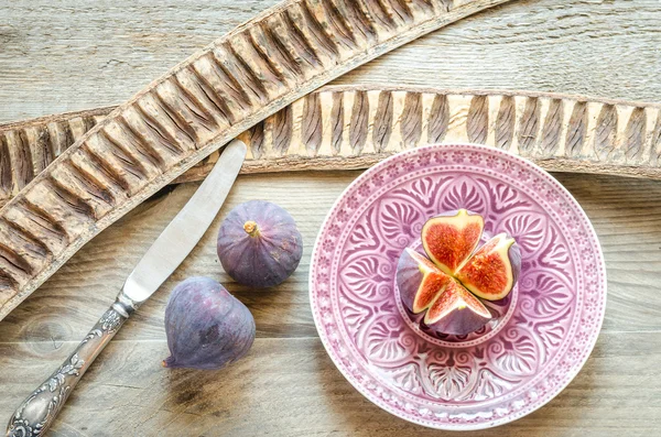 Ripe figs : cross section and whole fruits — Stock Photo, Image