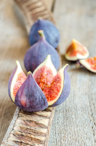 Ripe figs : cross section and whole fruits — Stock Photo, Image