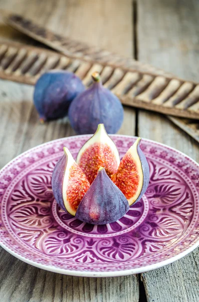 Ripe figs : cross section and whole fruits — Stock Photo, Image