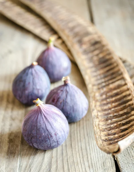 Ripe figs on the wooden table — Stock Photo, Image