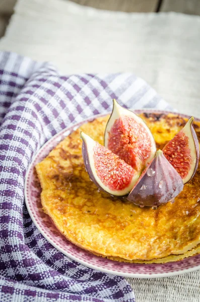 Pile of pumpkin crepes decorated with fresh fig — Stock Photo, Image