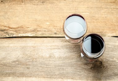 iki kadeh kırmızı şarap. Üstten Görünüm