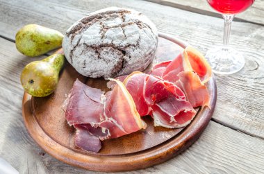 ahşap tahta üzerinde İtalyan jambon dilimleri