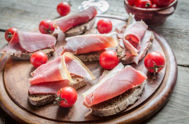 ahşap tahta üzerinde İtalyan jambon dilimleri