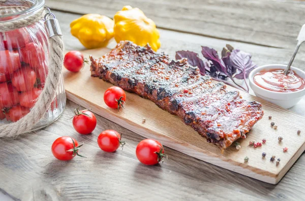 Grilled pork ribs in barbecue sauce — Stock Photo, Image