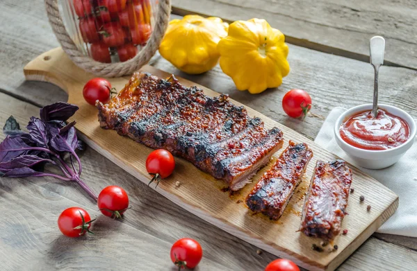 Gegrilde varkensribbetjes in barbecue saus — Stockfoto