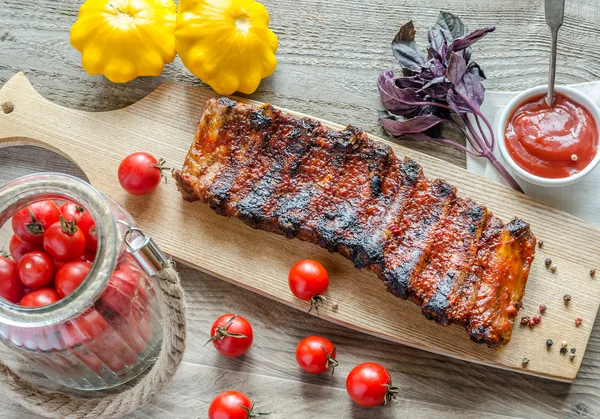 Costelas de porco grelhadas em molho de churrasco — Fotografia de Stock