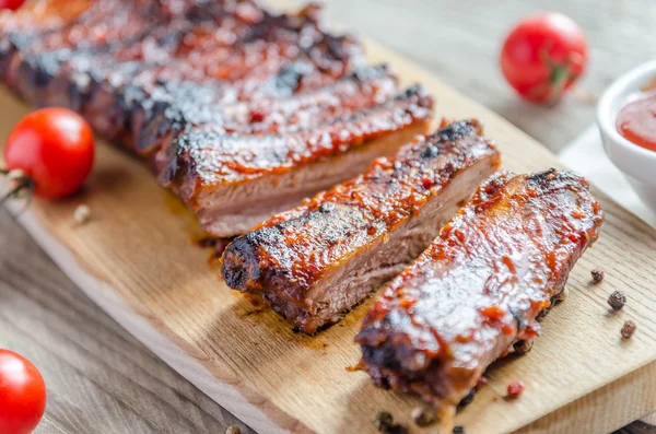 Costillas de cerdo a la brasa en salsa barbacoa — Foto de Stock