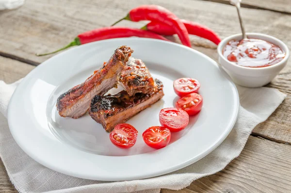 Costelas de porco grelhadas em molho de churrasco — Fotografia de Stock